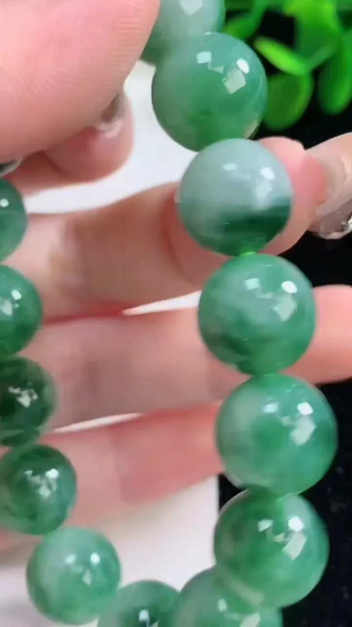 天然A货翡翠圆珠手串，尺寸12.7-16颗，重量:55.91g12月26日
工厂直销收藏佳品,种好水足，色泽均匀，有种有色，上手高大气！