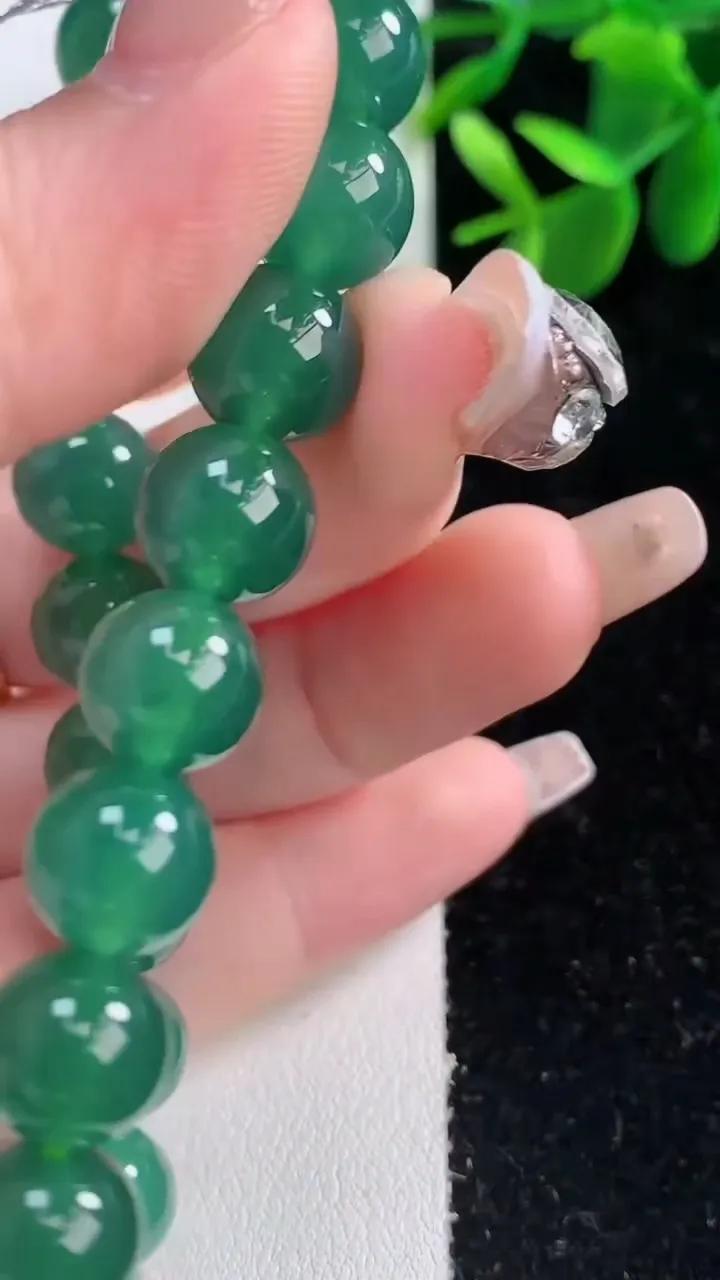天然A货翡翠圆珠手串，尺寸10-20颗，重量:32.67g12月26日
工厂直销收藏佳品,种好水足，色泽均匀，有种有色，上手高大气！