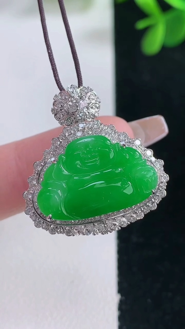 天然A货翡翠佛公吊坠，尺寸26.2-25.3-10.2，裸石13.3-19.7重量:5.28g
12月26日