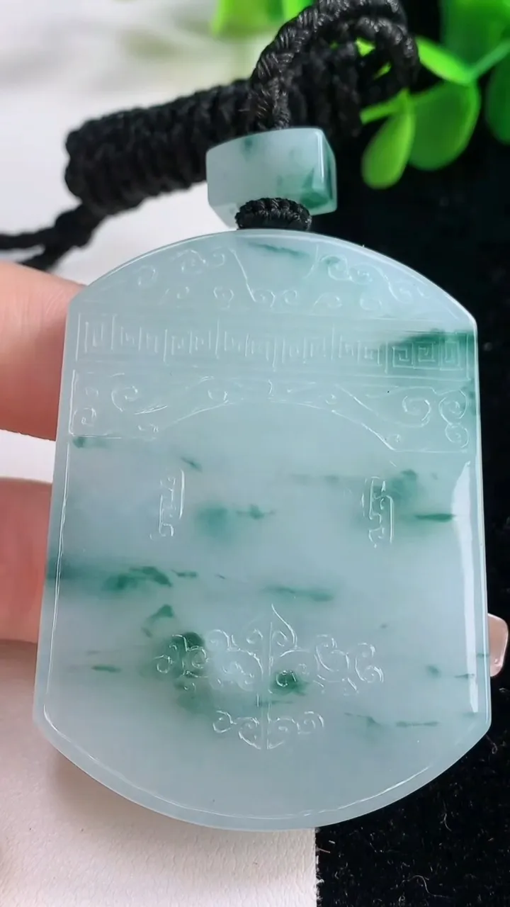 天然A货翡翠飘花仿古无事牌吊坠，尺寸56.3-42.3-6.3，重量:48.89g
12月26日