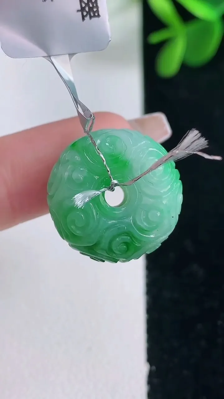 天然A货翡翠雕花路路通吊坠，尺寸18.5-11.4，重量:7.67g
12月26日