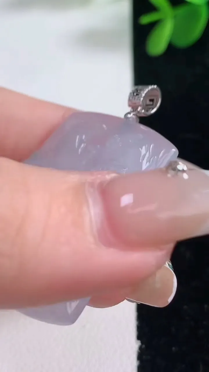 天然A货翡翠种紫罗兰山水牌吊坠，尺寸37.2-30-4，重量:11.71g
12月26日