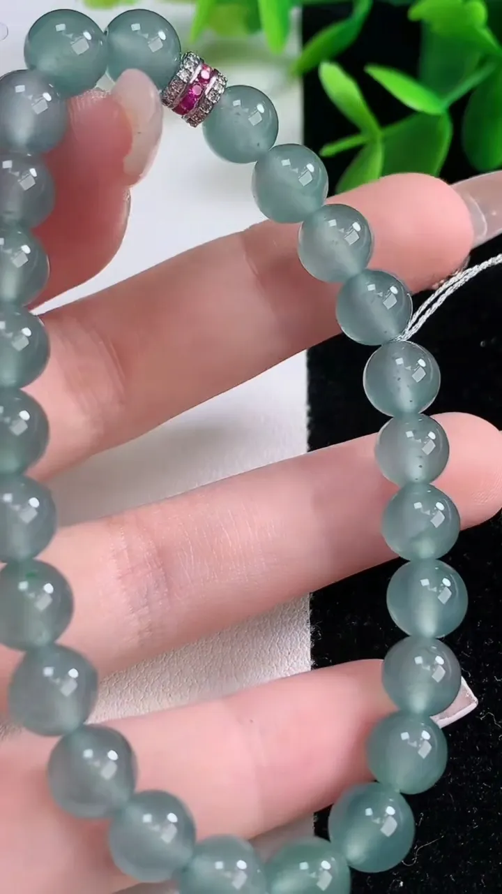 天然A货翡翠圆珠手串，尺寸7.7-25颗，重量:20.71g12月26日
工厂直销收藏佳品,种好水足