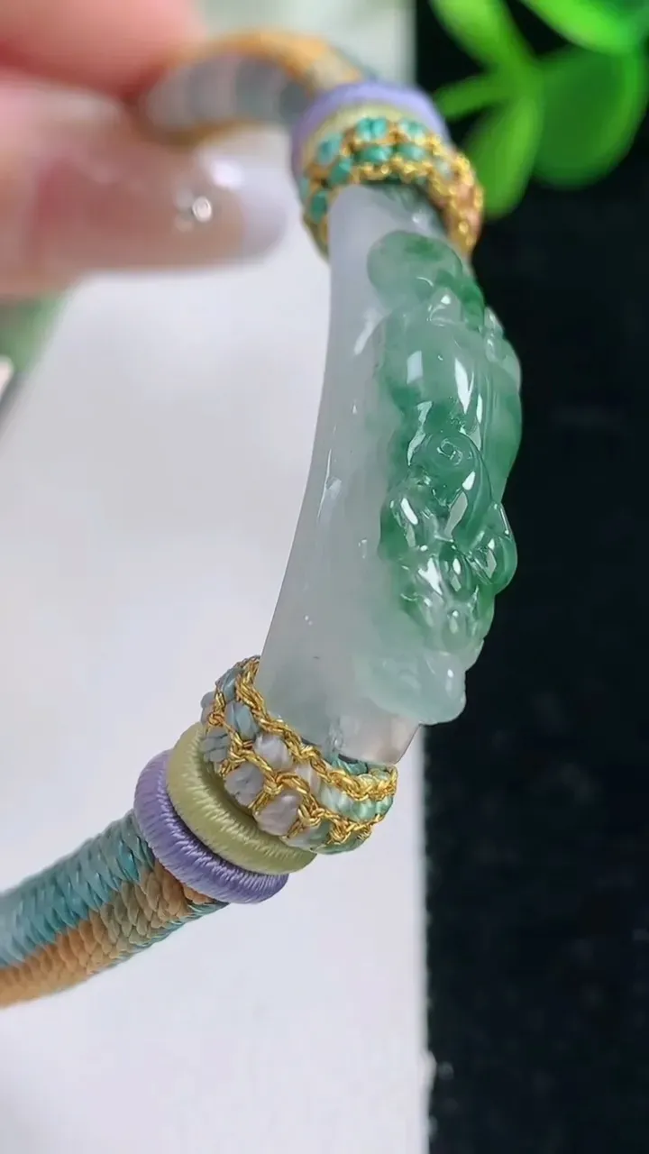 天然A货翡翠冰种飘花貔貅手牌，尺寸29.8-9-13.4，重量:14.52g
12月26日