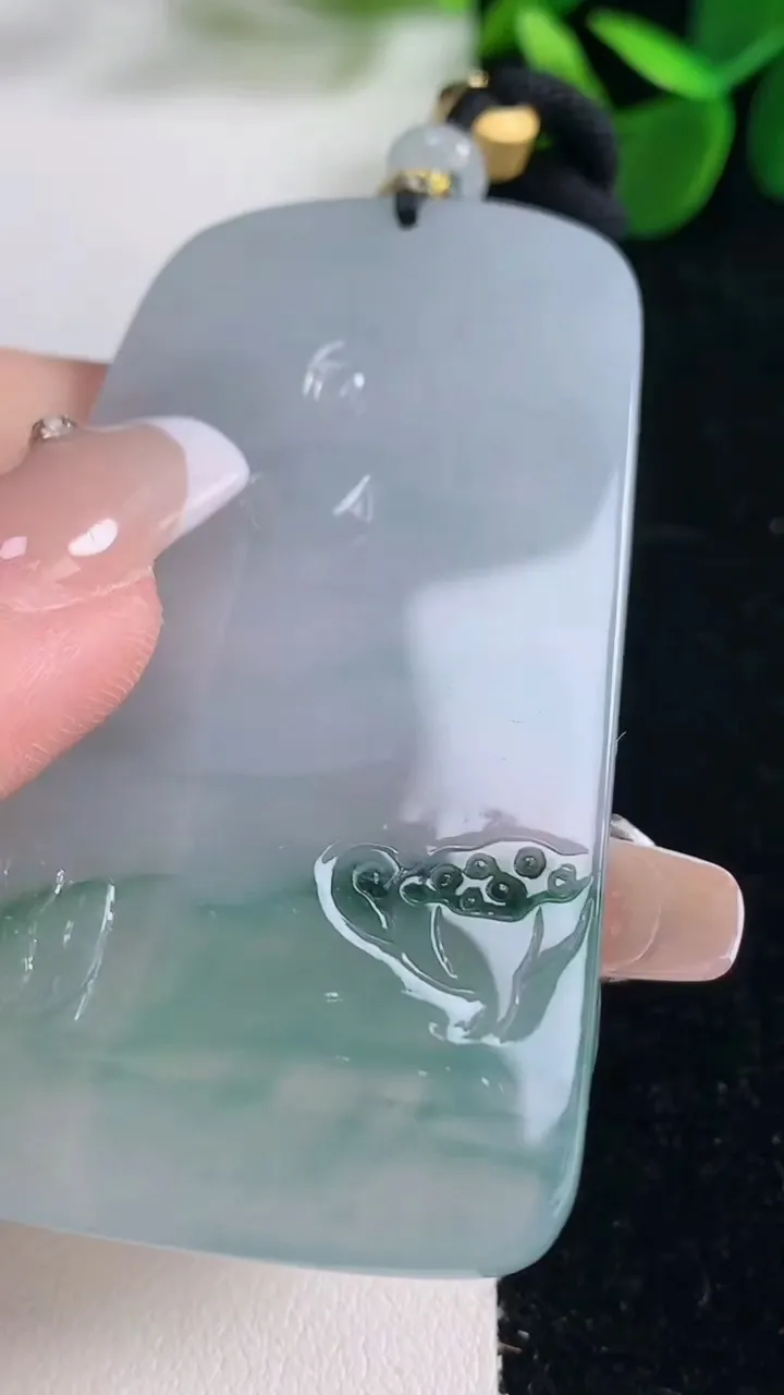 天然A货翡翠飘花普贤菩萨吊坠，尺寸65.6-39.7-6，重量:39.40g
12月26日