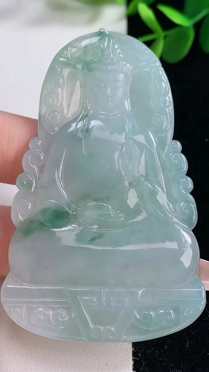 天然A货翡翠冰种飘花观音菩萨吊坠，尺寸70.7-43.7-5.5，重量:36.80g
12月26日