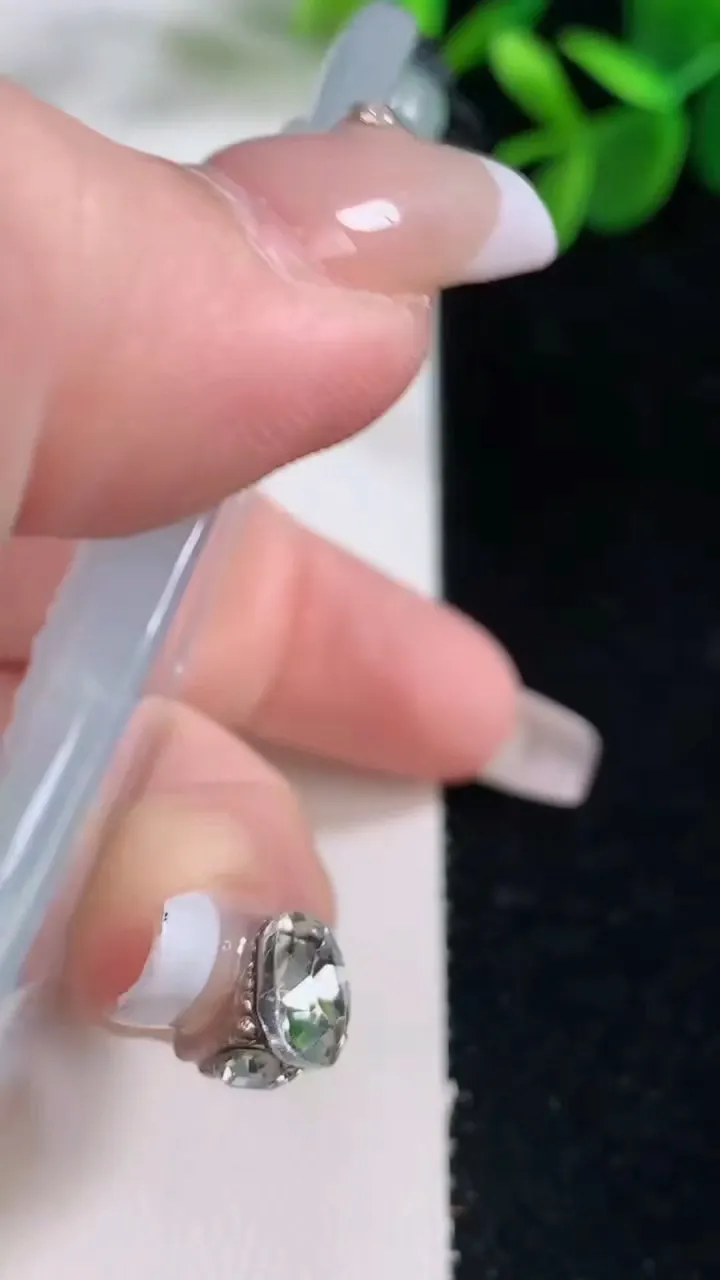 天然A货翡翠种白冰普贤菩萨吊坠，尺寸71.7-44.5-5.4，重量:45.95g
12月26日