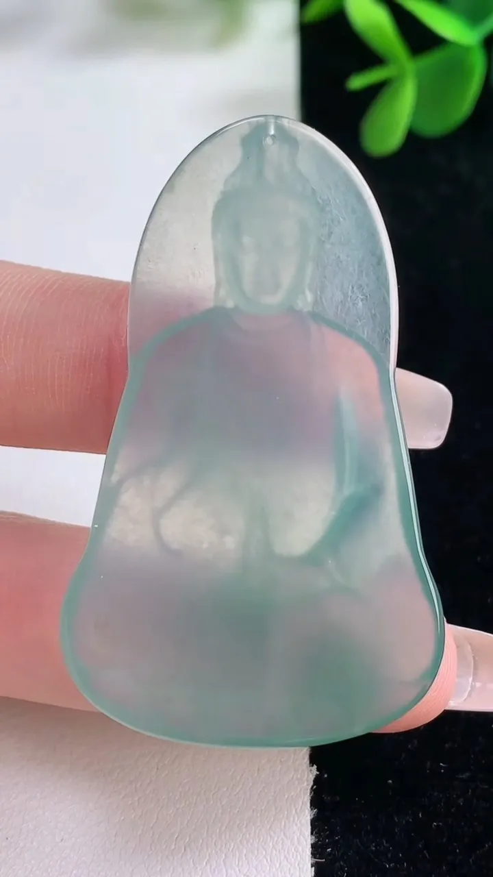 天然A货翡翠观音菩萨吊坠，尺寸52.7-32-5.2，重量:15.80g
12月26日