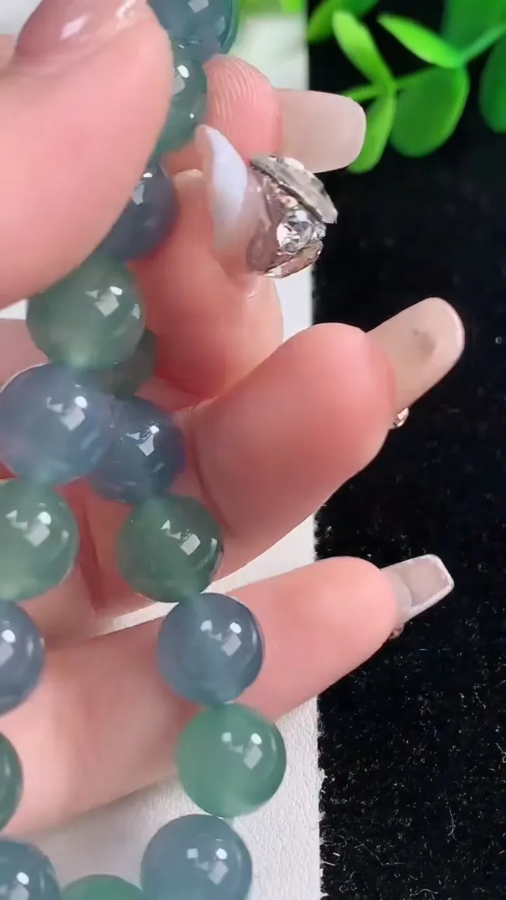 天然A货翡翠圆珠手串，尺寸9.8-20颗，重量:33.12g12月26日
工厂直销收藏佳品,种好水足，色泽均匀，有种有色，上手高大气！