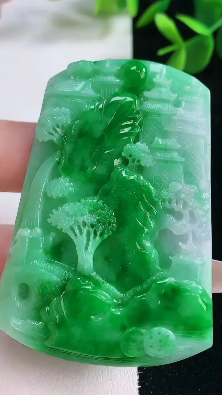 天然A货翡翠山水牌吊坠，尺寸64.3-43-7，重量:43.12g
12月26日