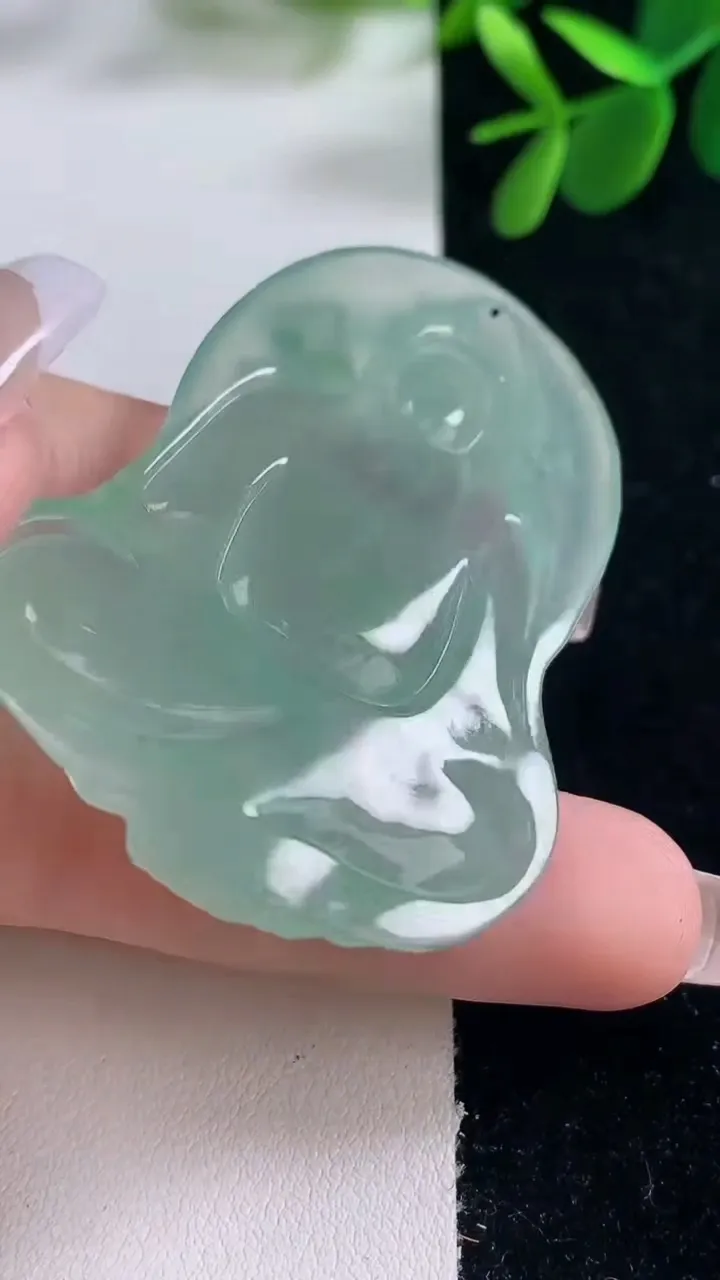 天然A货翡翠大势至菩萨吊坠，尺寸54.5-40-6.5，重量:23.23g
12月26日