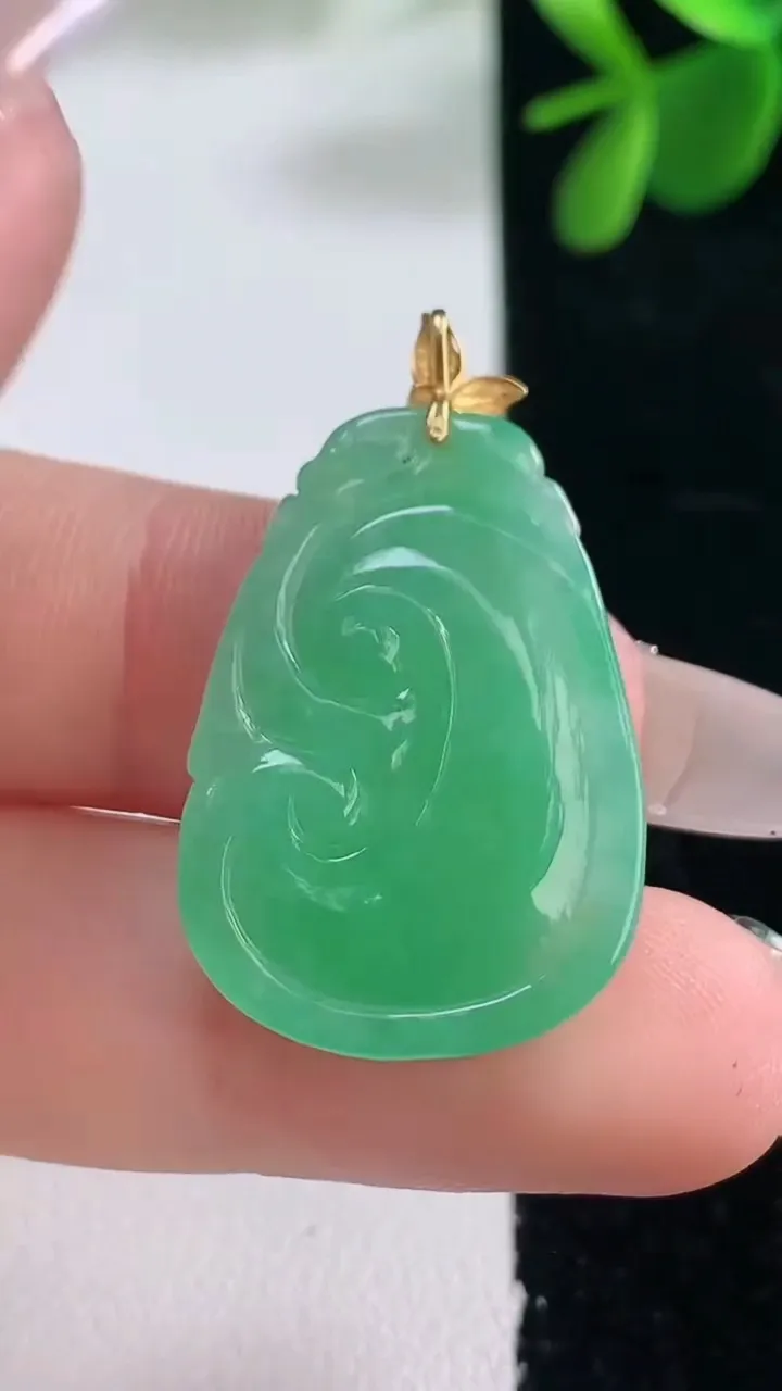 天然A货翡翠如意吊坠，尺寸27.4-19-3.4，重量:3.86g
12月26日