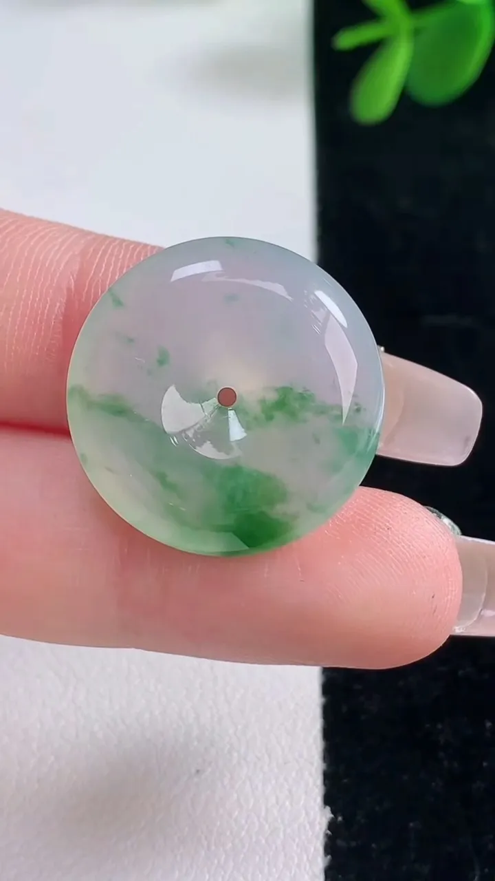 天然A货翡翠冰种飘花平安扣吊坠，尺寸21.5-5.7，重量:6.26g
12月26日