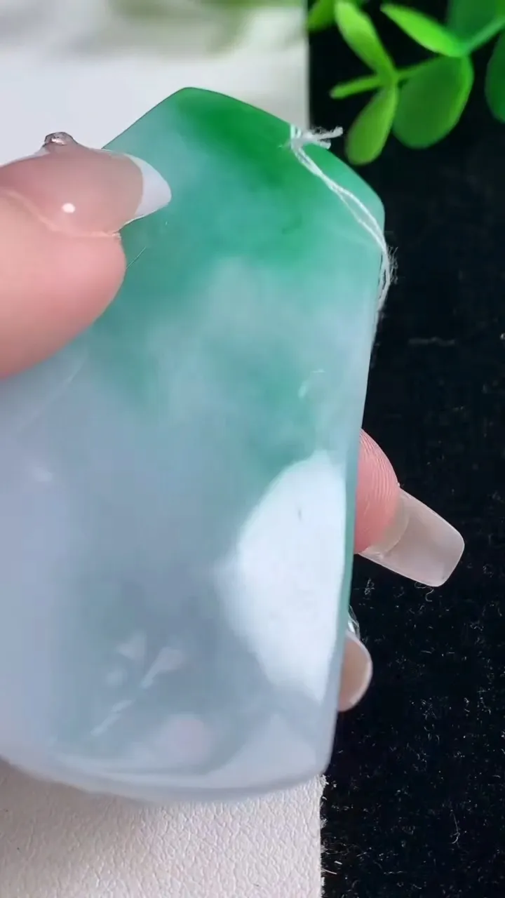 天然A货翡翠祥龙观音菩萨吊坠，尺寸72.8-48.2-5.9，重量:41.87g
12月26日