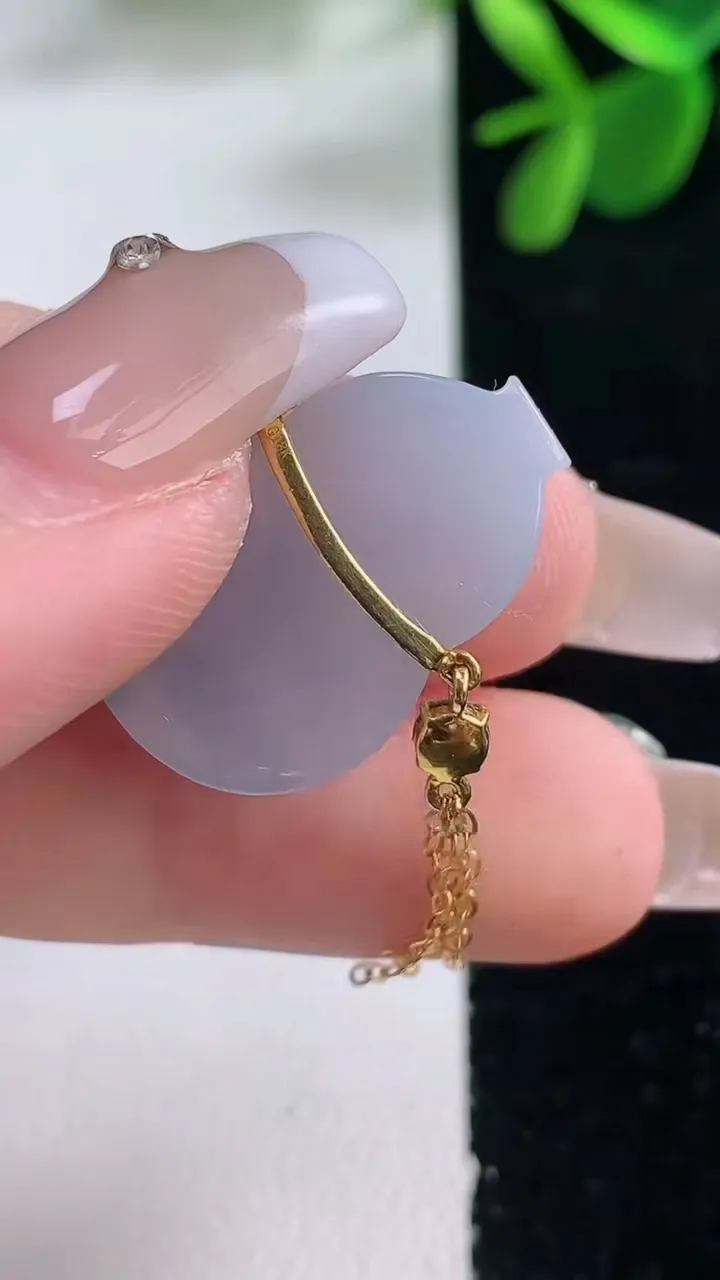 天然A货翡翠18K金紫罗兰葫芦吊坠，尺寸23-16-4.5，重量:3.80g
12月26日