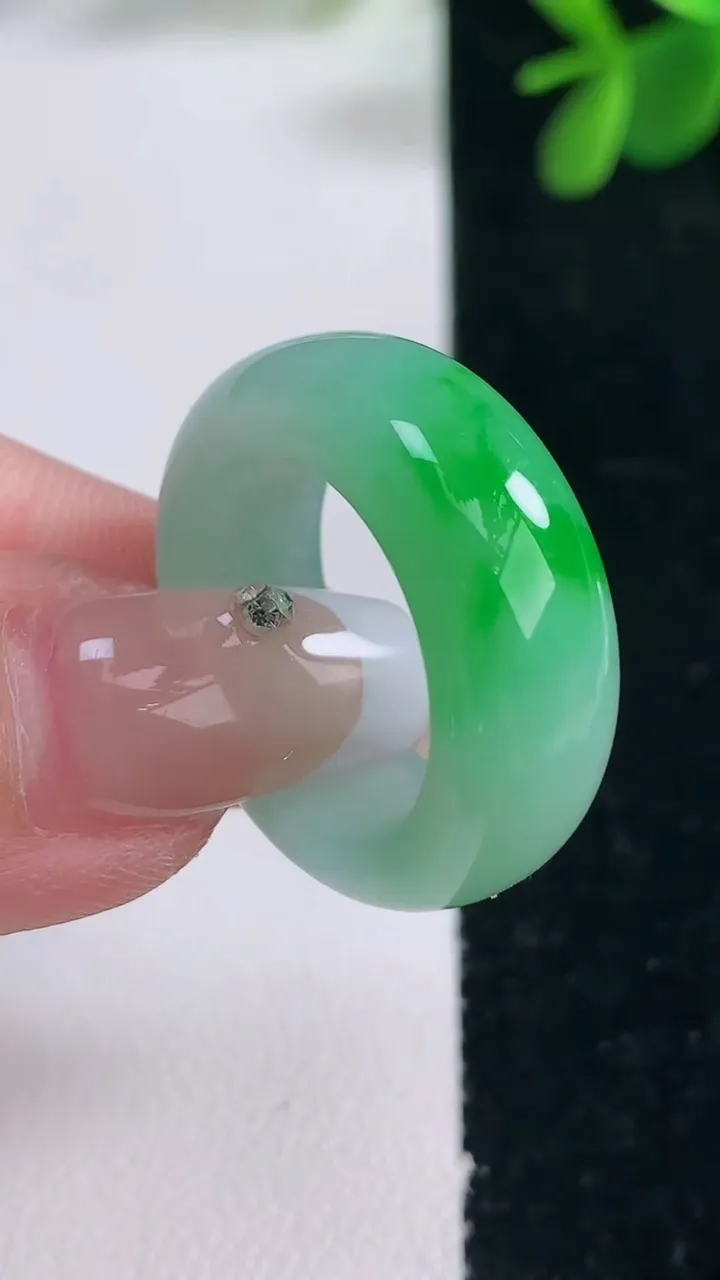 天然A货翡翠指环戒指，尺寸18.3-9-4，重量:8.38g2025年12月26日
工厂直销收藏佳品,种好水足，色泽均匀，有种有色，上手高大气！