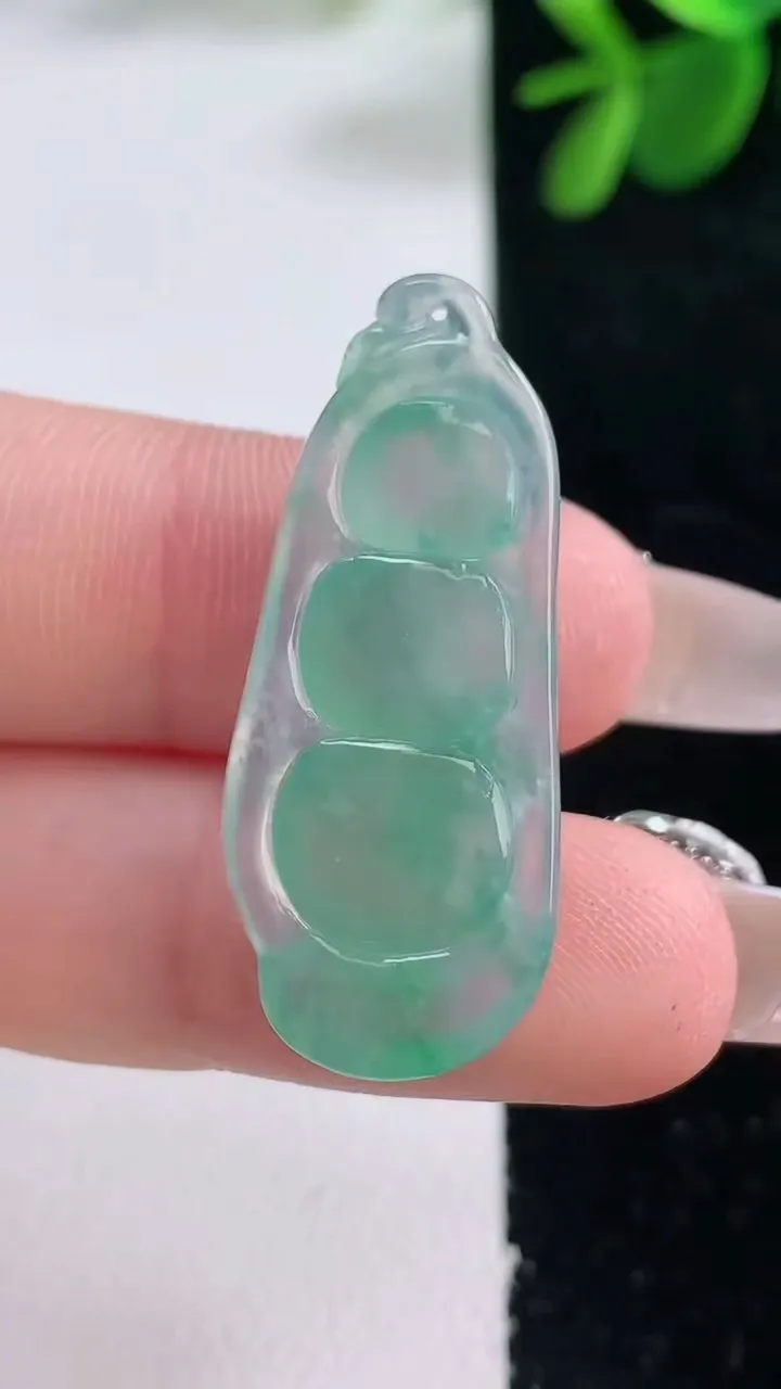 天然A货翡翠福豆吊坠，尺寸33.8-14.5-5.8，重量:4.70g
12月26日