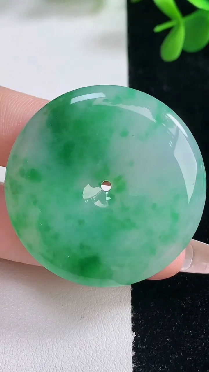 天然A货翡翠平安扣吊坠，尺寸40.8-6.4，重量:22.93g
12月26日