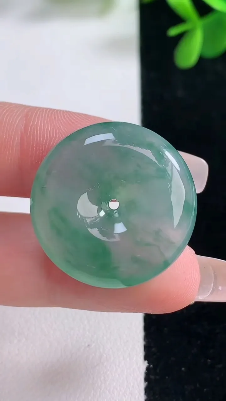 天然A货翡翠种飘花平安扣吊坠，尺寸26.2-7，重量:10.20g
12月26日