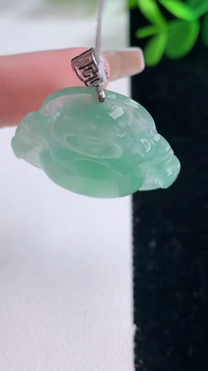 天然A货翡翠佛公吊坠，尺寸27.2-29.7-5.8，重量:7.02g
12月26日