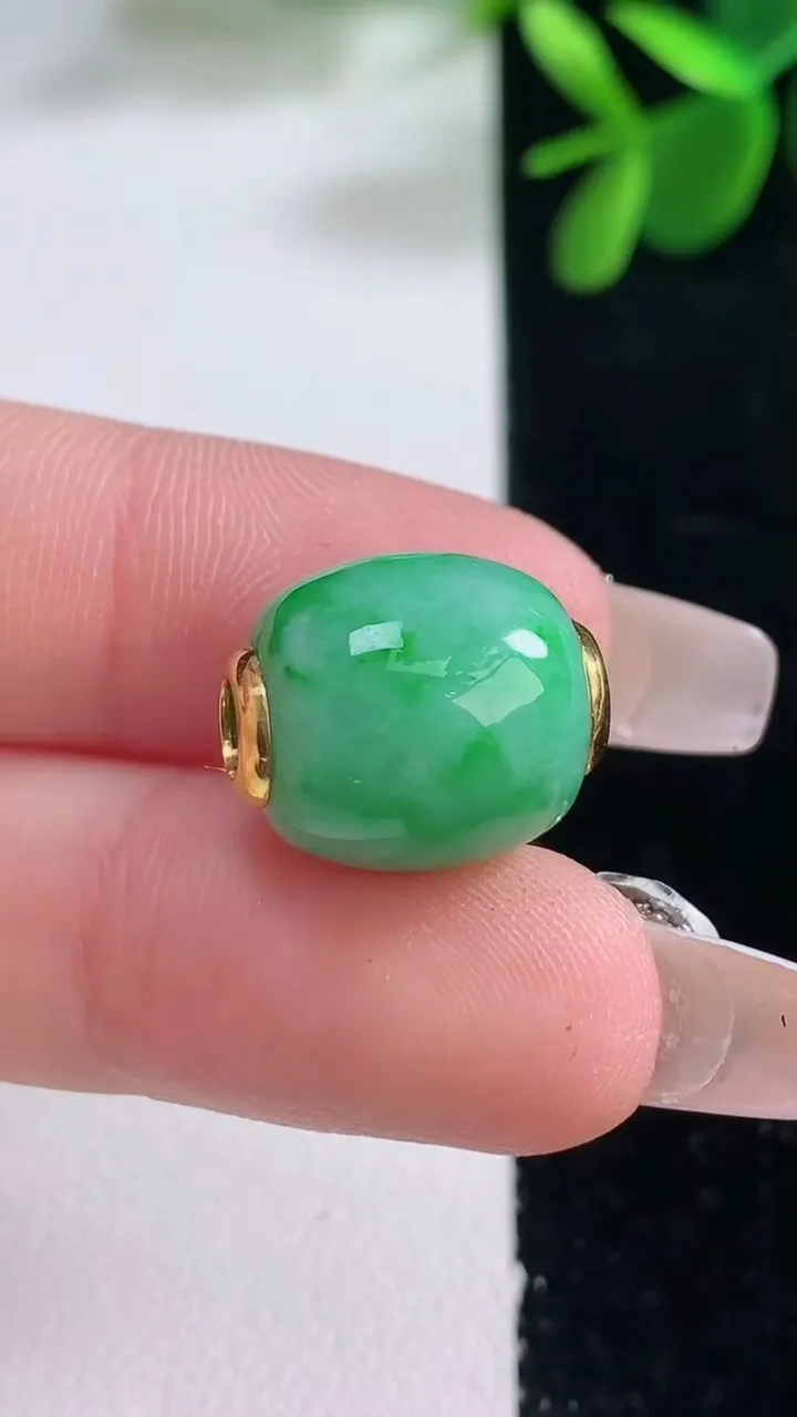 天然A货翡翠路路通吊坠，尺寸15.6-13.3，重量:4.96g
12月26日