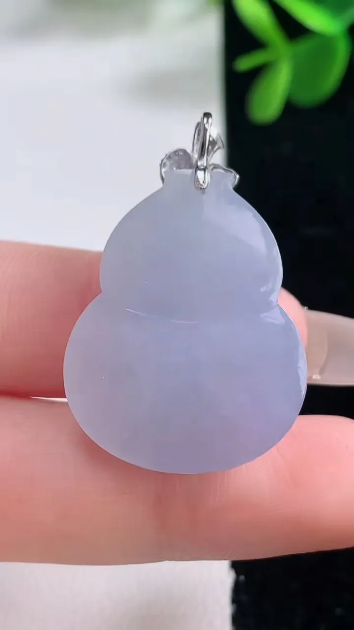 天然A货翡翠18K金紫罗兰葫芦吊坠，尺寸29.3-22.4-7.8，重量:8.32g
12月26日