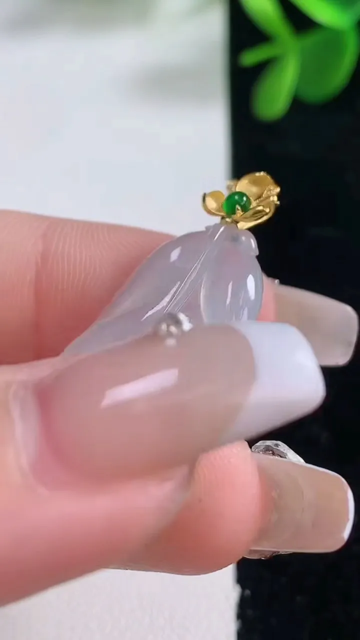 天然A货翡翠金枝玉叶 叶子吊坠，尺寸31.7-19.3-3.8，重量:4.32g
12月26日