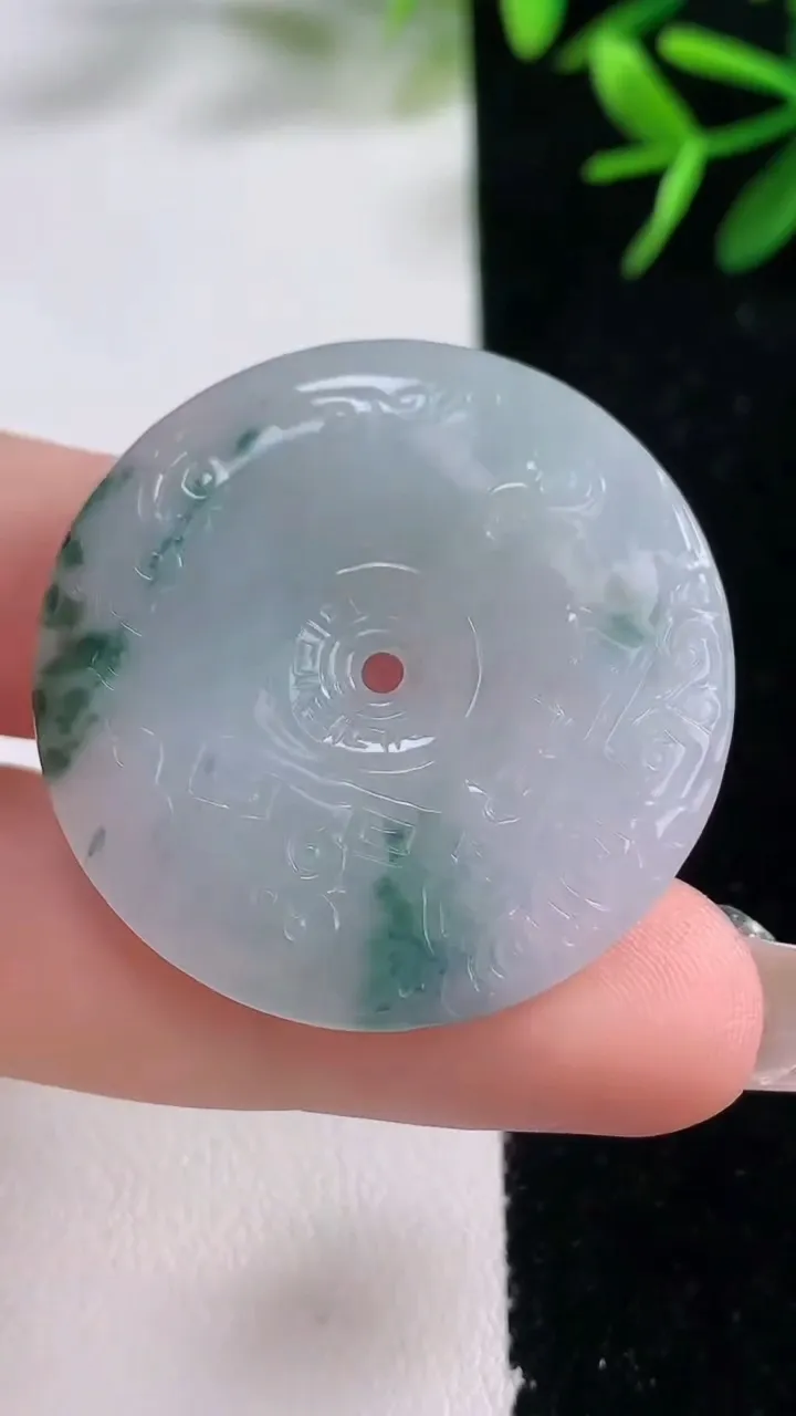 天然A货翡翠飘花复古平安扣吊坠，尺寸34.7-4.6，重量:12.52g
12月26日