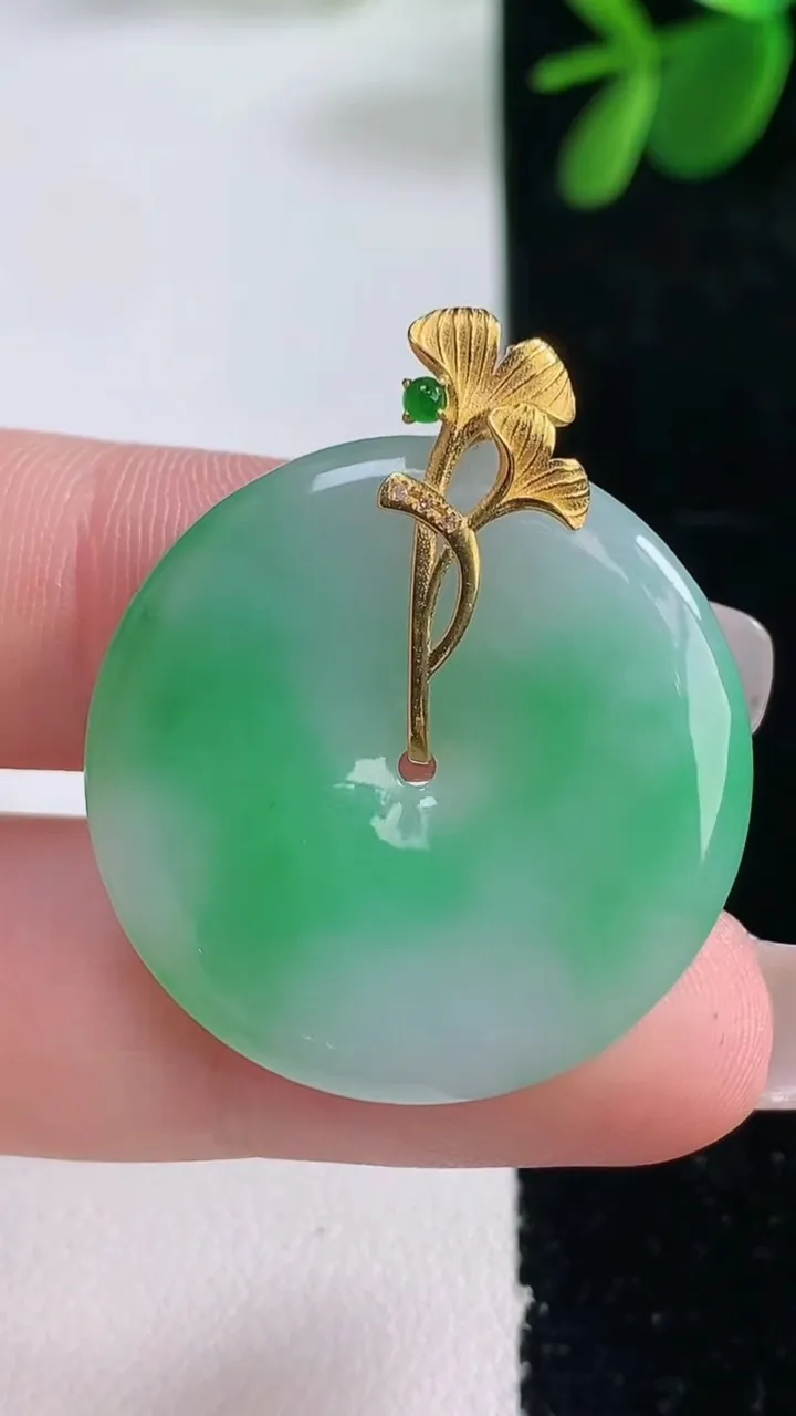 天然A货翡翠平安扣吊坠，尺寸28.8-4.3，重量:8.82g
12月26日