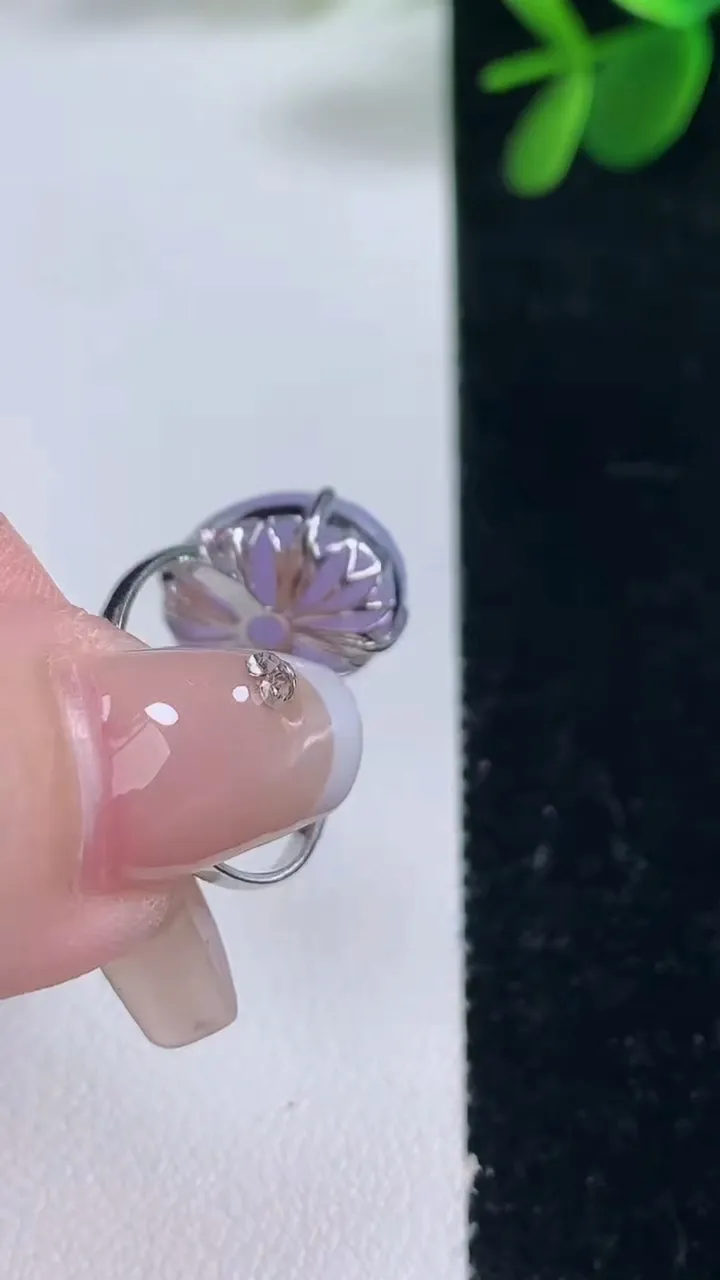 天然A货翡翠18K金紫罗兰蛋面戒指，尺寸17.3-14.6-11.5-8.6，重量:3.80g2025年12月26日
工厂直销收藏佳品,种好水足，色泽均匀，有种有色，上手高大气！