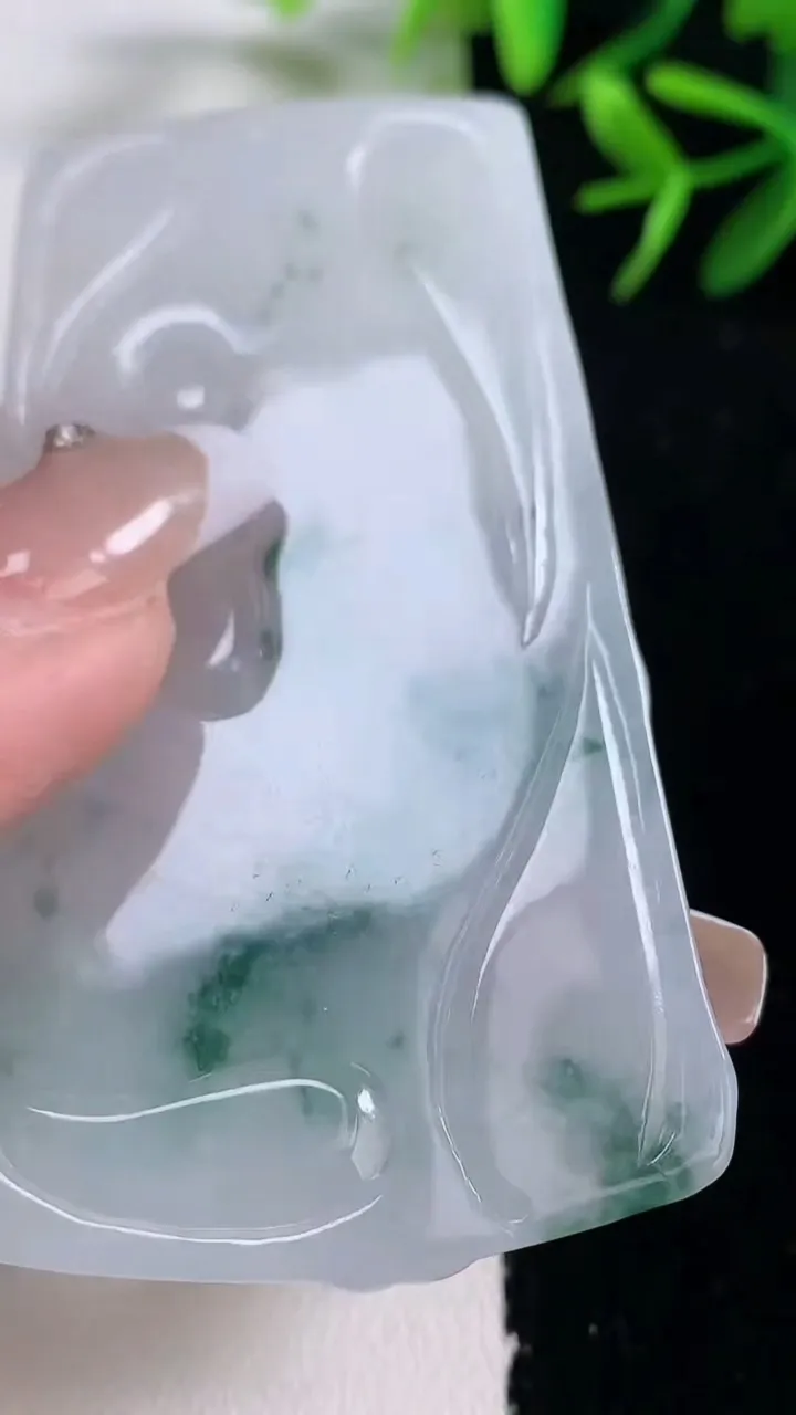 天然A货翡翠飘花文殊菩萨吊坠，尺寸705-38.5-5.5，重量:32.59g
12月26日