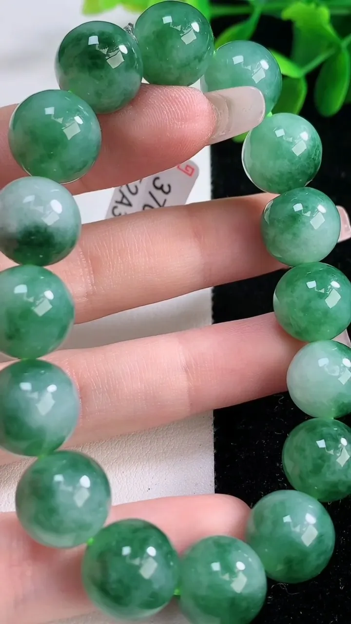 天然A货翡翠圆珠手串，尺寸12.7-16颗，重量:55.91g12月26日
工厂直销收藏佳品,种好水足，色泽均匀，有种有色，上手高大气！