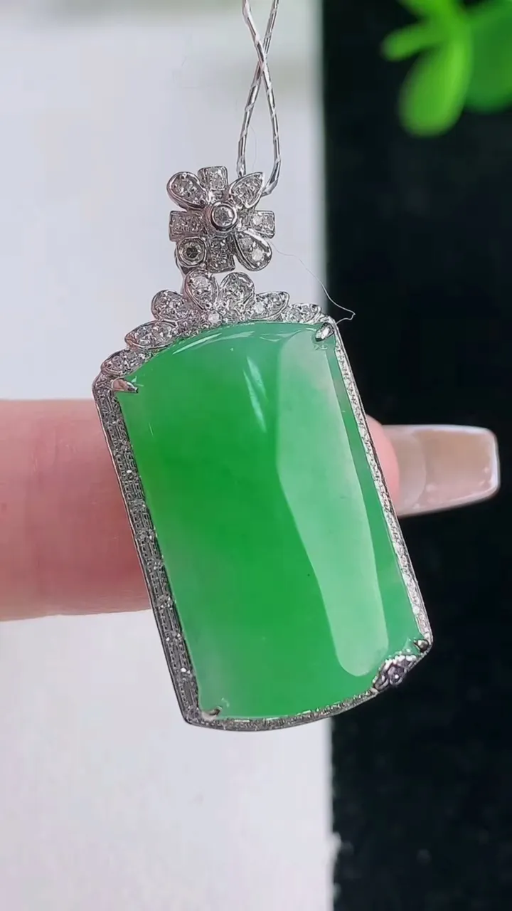 天然A货翡翠无事牌吊坠，尺寸31.3-14.6-8.2，裸石21-12.5重量:3.98g
12月2