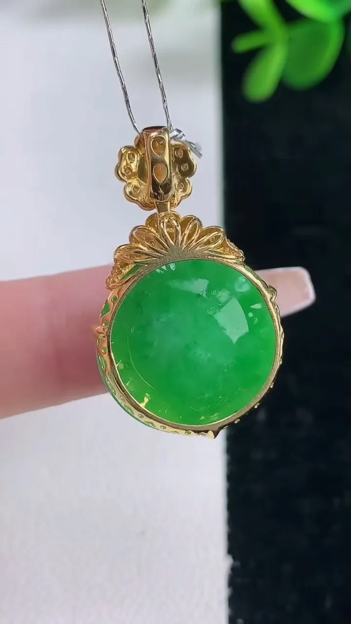 天然A货翡翠蛋面吊坠，尺寸28.5-17.4-8.7，重量:6.06g
12月26日