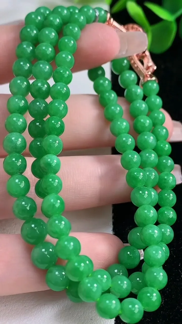 天然A货翡翠圆珠项链，尺寸5.5-102颗，重量:32.59g12月26日
工厂直销收藏佳品,种好水足，色泽均匀，有种有色，上手高大气！