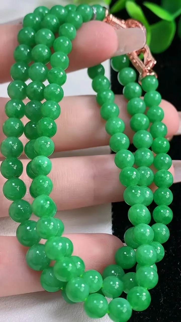 天然A货翡翠圆珠项链，尺寸5.5-102颗，重量:32.59g12月26日
工厂直销收藏佳品,种好水