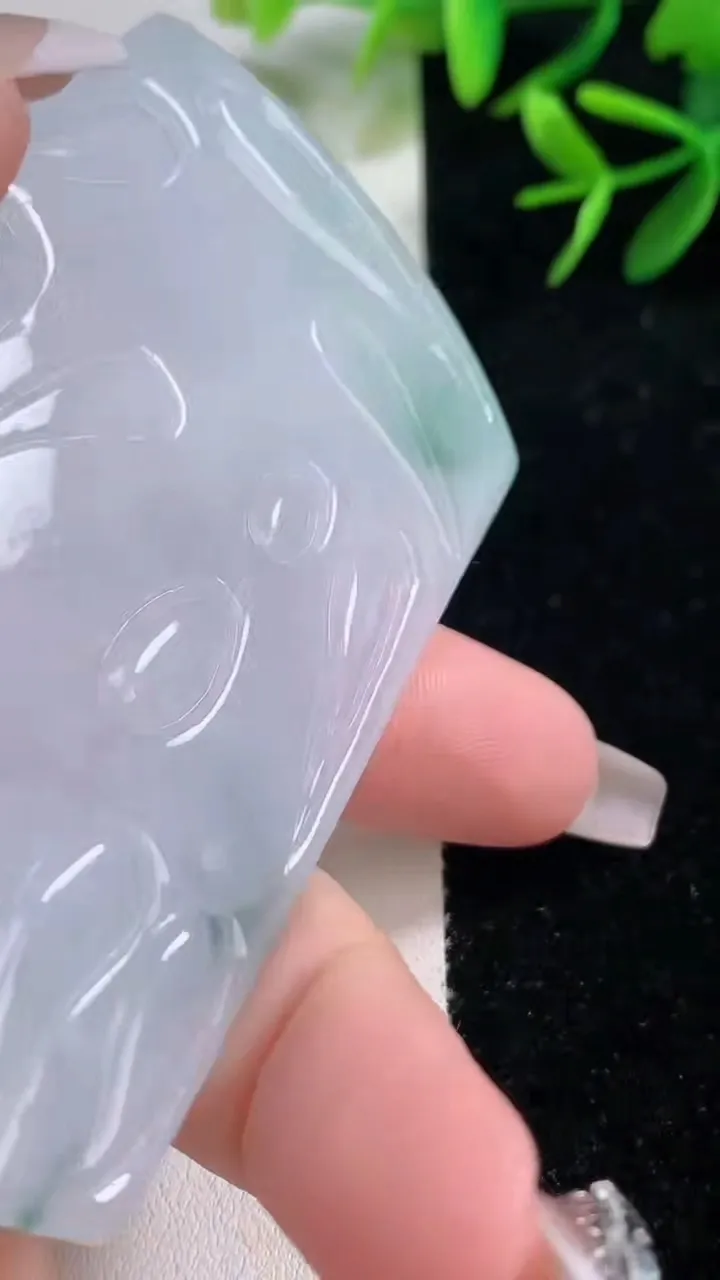 天然A货翡翠飘花文殊菩萨吊坠，尺寸77.3-48.7-5.8，重量:52.19g
12月26日