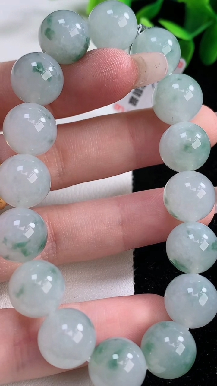 天然A货翡翠飘花圆珠手串，尺寸12-16颗，重量:47.41g12月26日
工厂直销收藏佳品,种好水足，色泽均匀，有种有色，上手高大气！