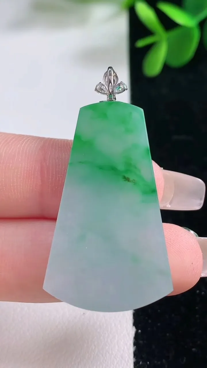 天然A货翡翠无事牌吊坠，尺寸36-21.6-4.4，重量:7.54g
12月26日