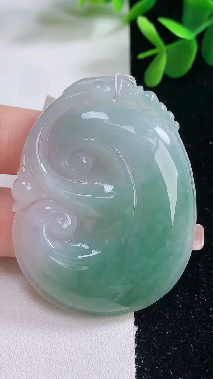 天然A货翡翠如意吊坠，尺寸54.3-42.2-5.7，重量:23.19g
12月26日