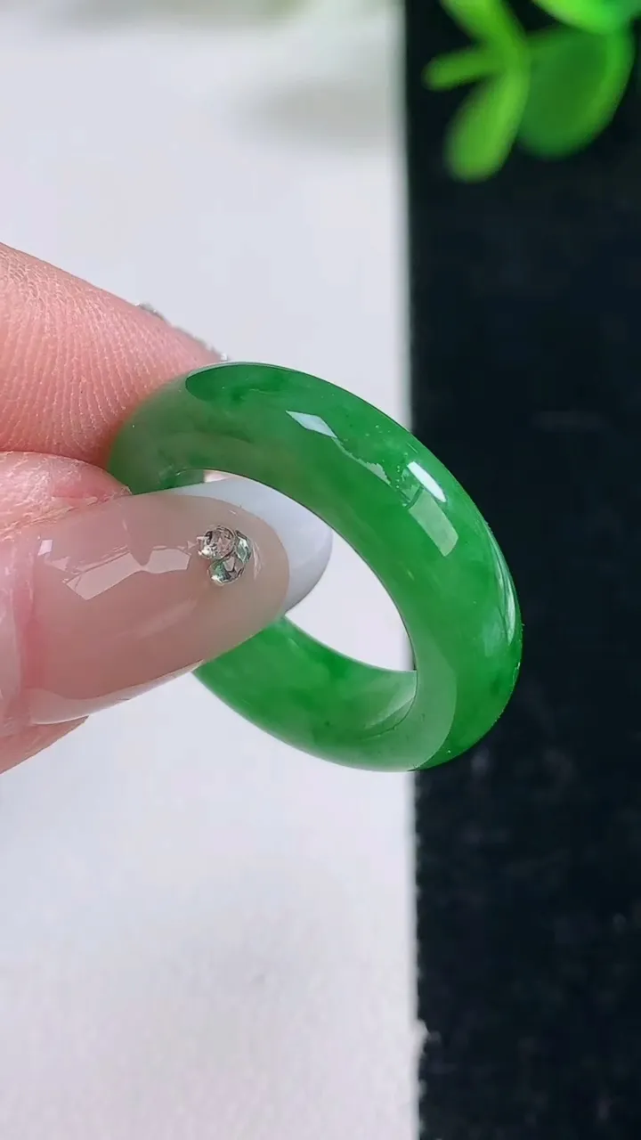 天然A货翡翠指环戒指，尺寸16.8-5.8-3.4，重量:3.81g2025年12月26日
工厂直销收藏佳品,种好水足，色泽均匀，有种有色，上手高大气！