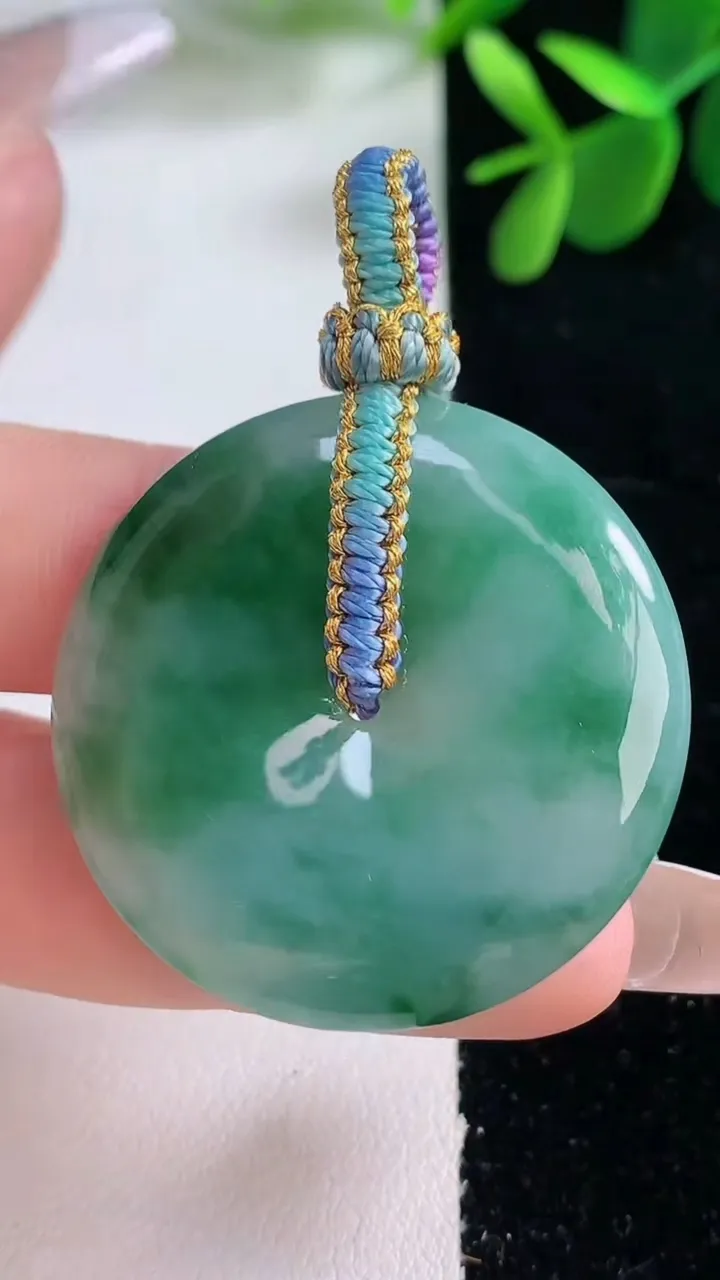 天然A货翡翠平安扣吊坠，尺寸35.2-5.7，重量:15.79g
12月26日