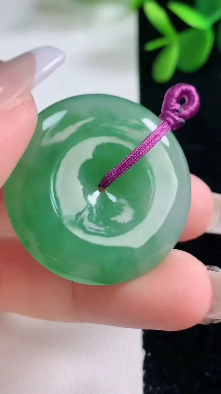 天然A货翡翠平安扣吊坠，尺寸31.7-6，重量:13.06g
12月26日