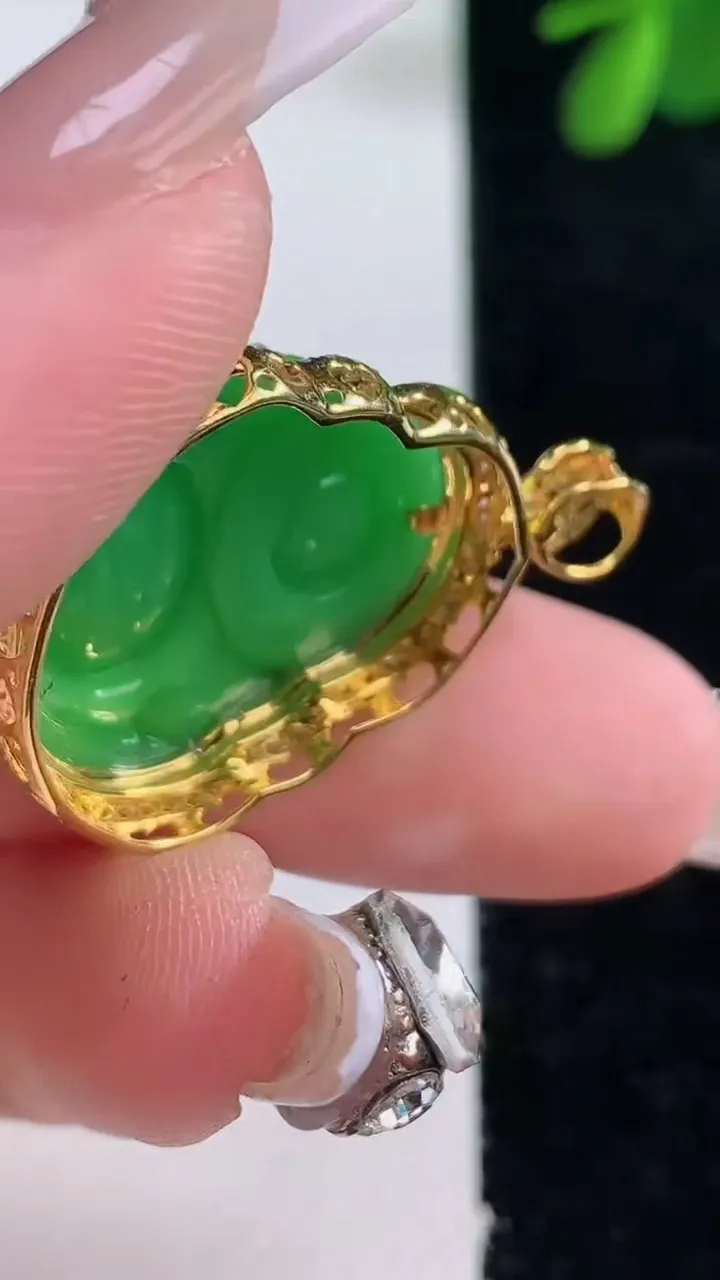 天然A货翡翠佛公吊坠，尺寸30.5-23.3-9.5，裸石20-21重量:5.59g
12月26日