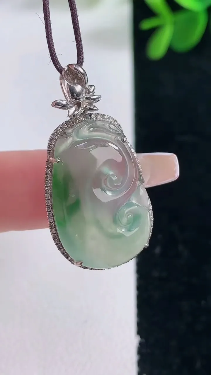 天然A货翡翠如意吊坠，尺寸31.3-16.3-6.2，裸石23-14.8重量:3.72g
12月26