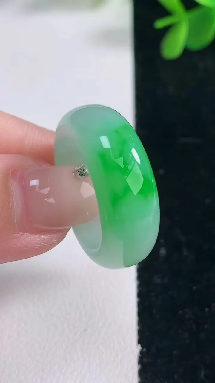 天然A货翡翠指环戒指，尺寸18.3-9-4，重量:8.38g2025年12月26日
工厂直销收藏佳品,种好水足，色泽均匀，有种有色，上手高大气！