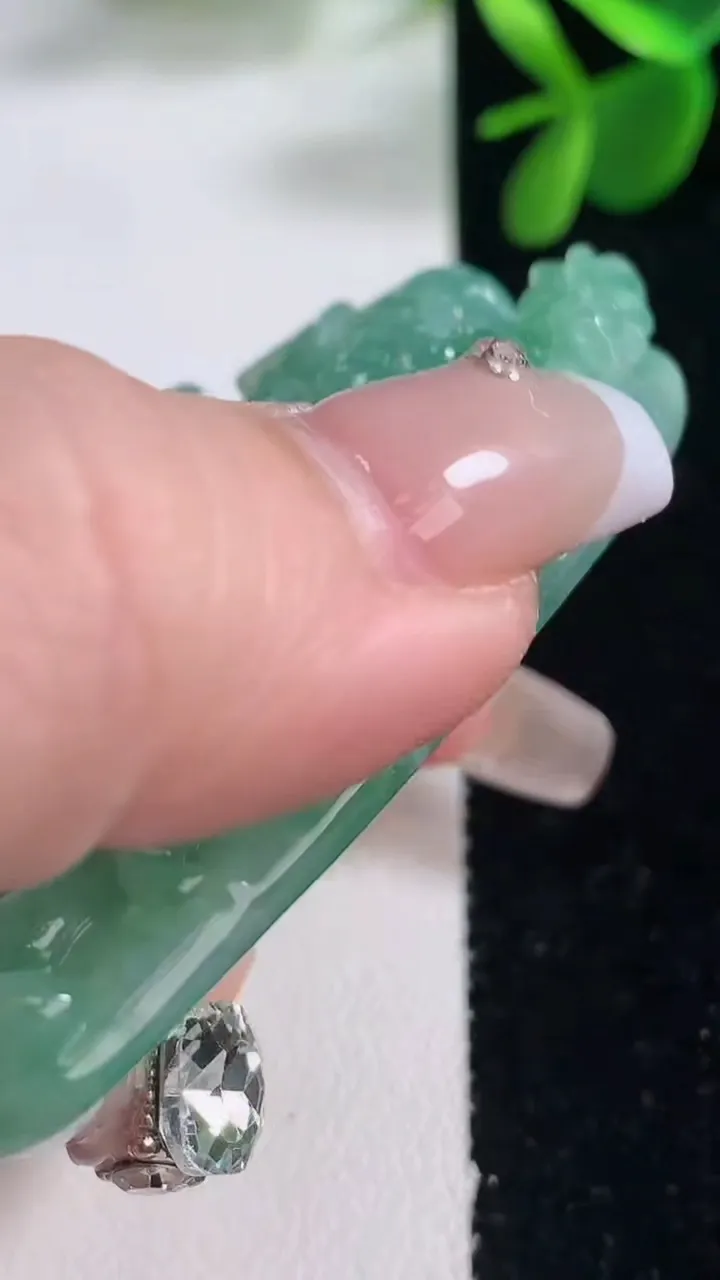 天然A货翡翠千手观音吊坠，尺寸65.2-39.8-11.2，重量:53.16g
12月26日