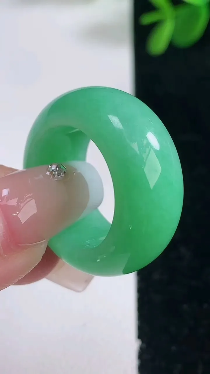 天然A货翡翠指环扳指，尺寸17.6-11-5，重量:12.07g2025年12月26日
工厂直销收藏