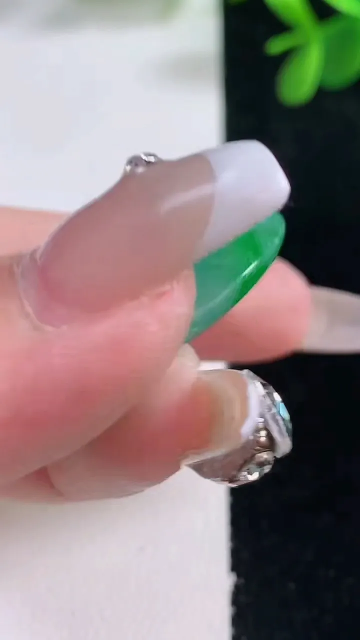 天然A货翡翠平安扣吊坠，尺寸33.3-5.6，重量:13.26g
12月26日