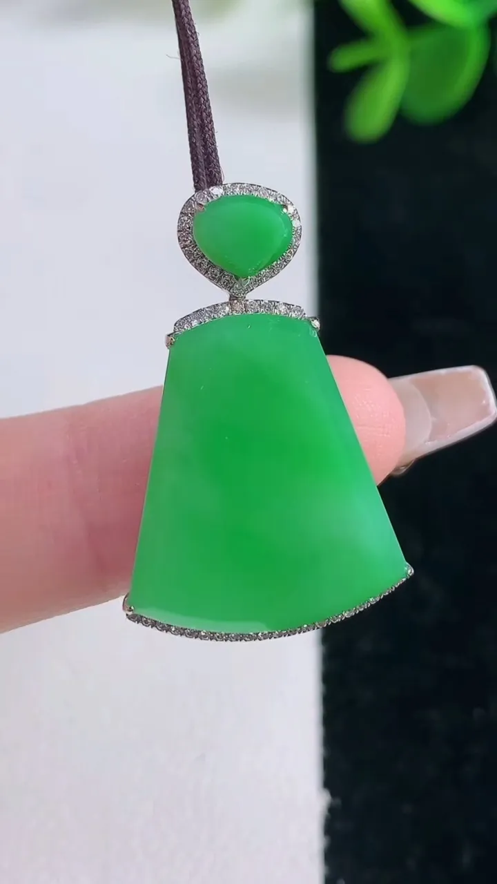 天然A货翡翠无事牌吊坠，尺寸28.3-18.8-18-4.8，重量:2.85g
12月26日